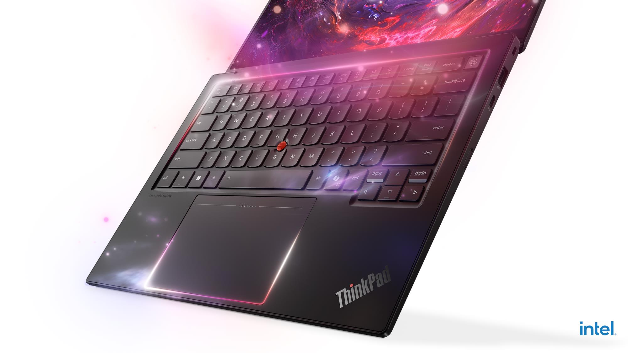 Un laptop Lenovo ThinkPad nero con una nebulosa cosmica sullo schermo e bordi luminosi.
