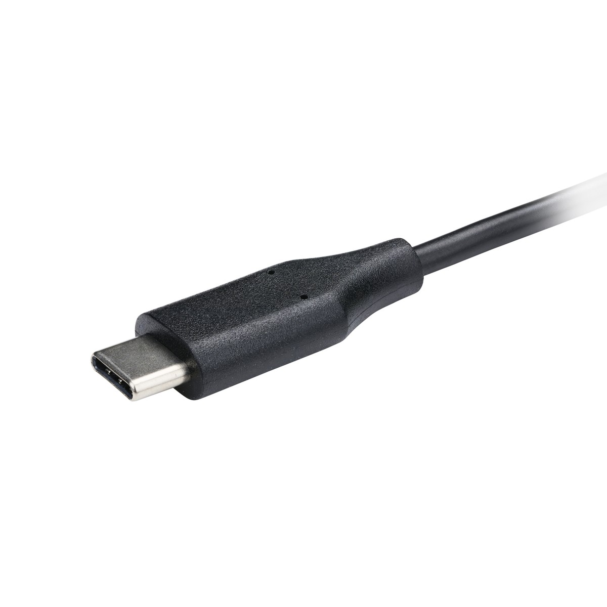 Een zwarte USB-C kabel met een zilveren connector op witte achtergrond.