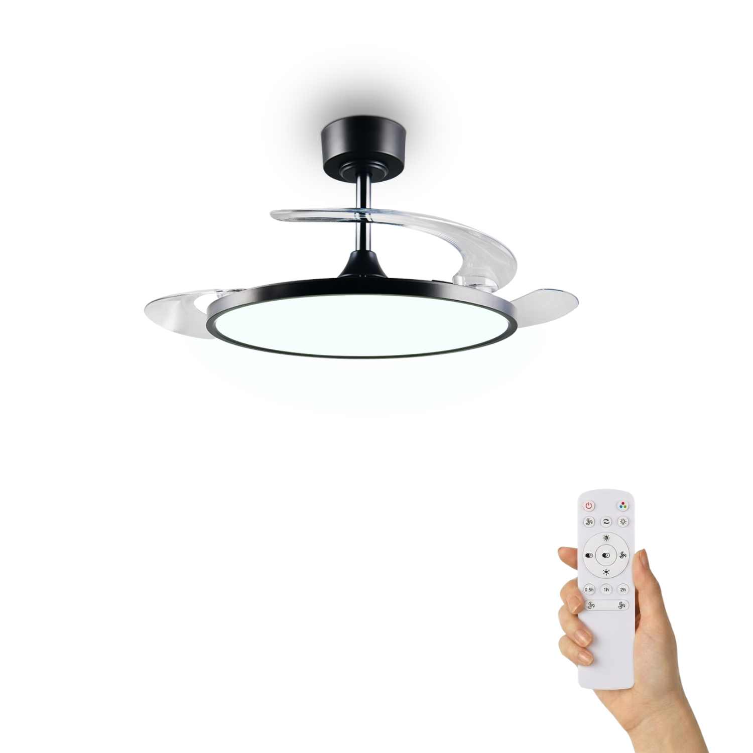 Eine Hand hält eine weiße Fernbedienung vor einem Deckenventilator mit Licht.