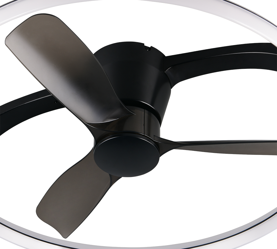 Schwarzer Deckenventilator mit drei rauchfarbenen Flügeln und einem LED-Ring.