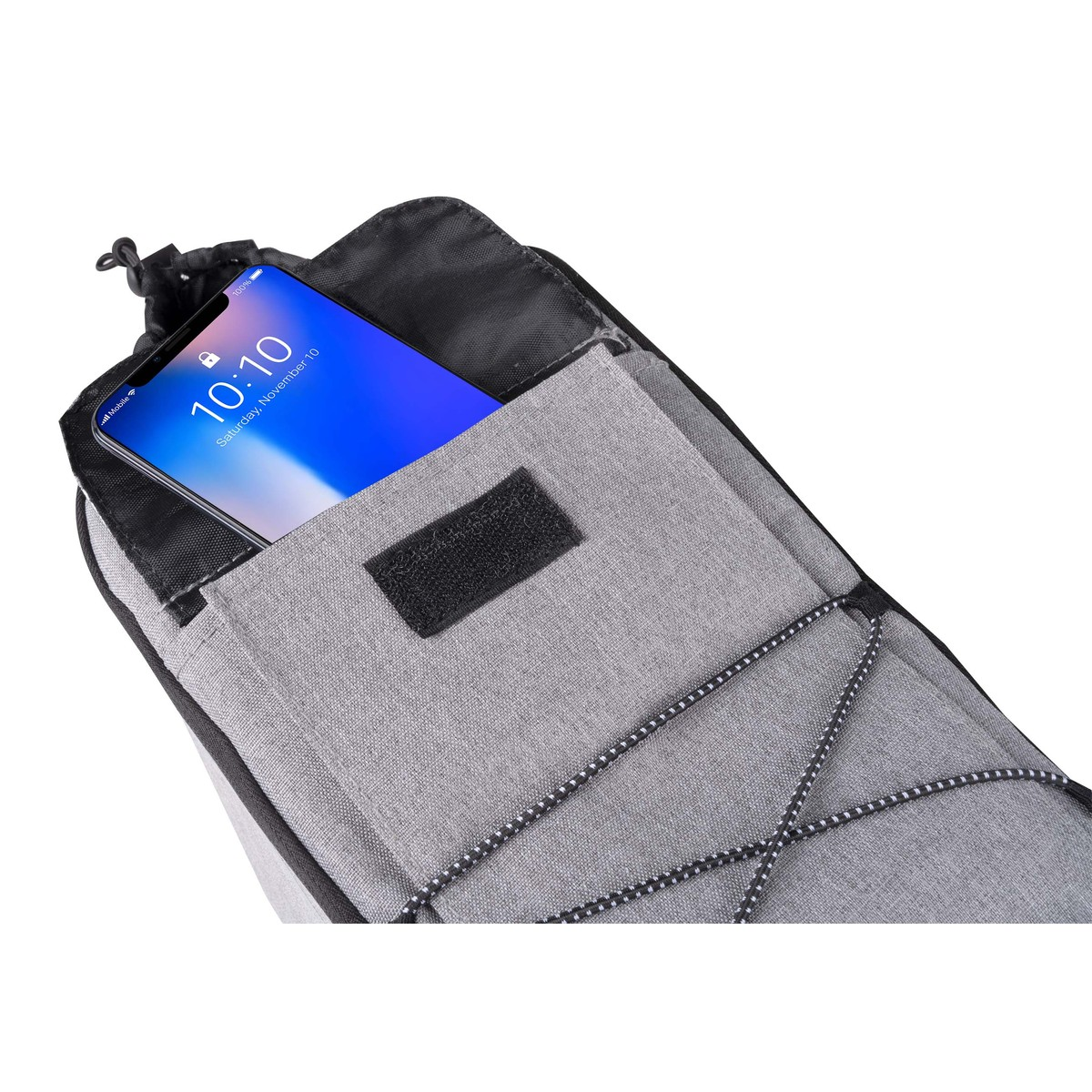 Sac gris avec fermeture auto-agrippante, téléphone à écran déverrouillé en cours d'insertion.