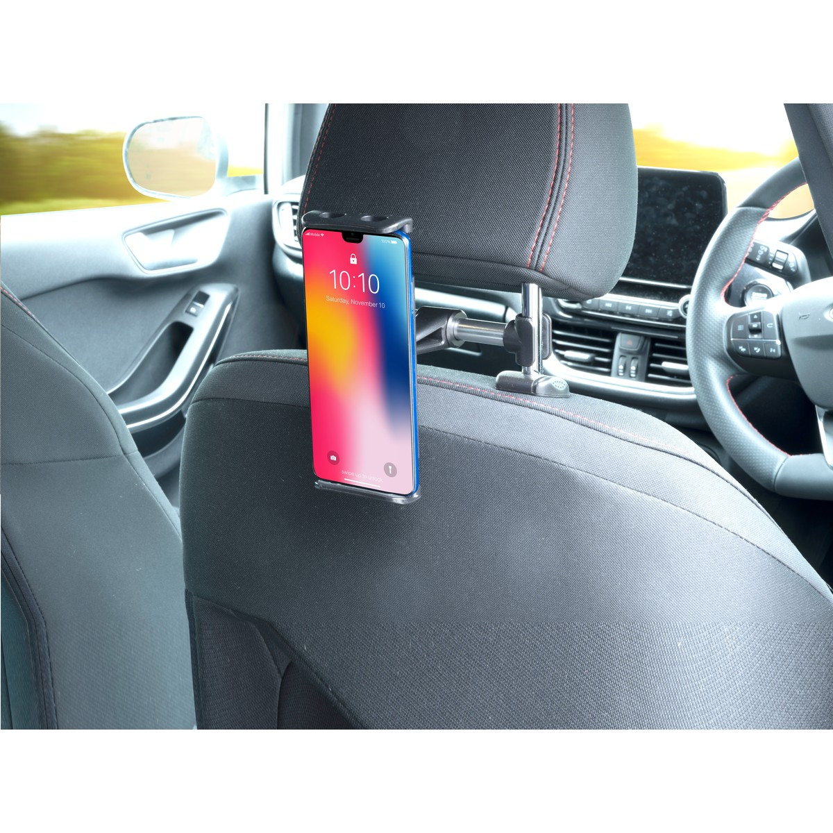 Un smartphone est attaché à un appui-tête de voiture, affichant son écran de verrouillage.