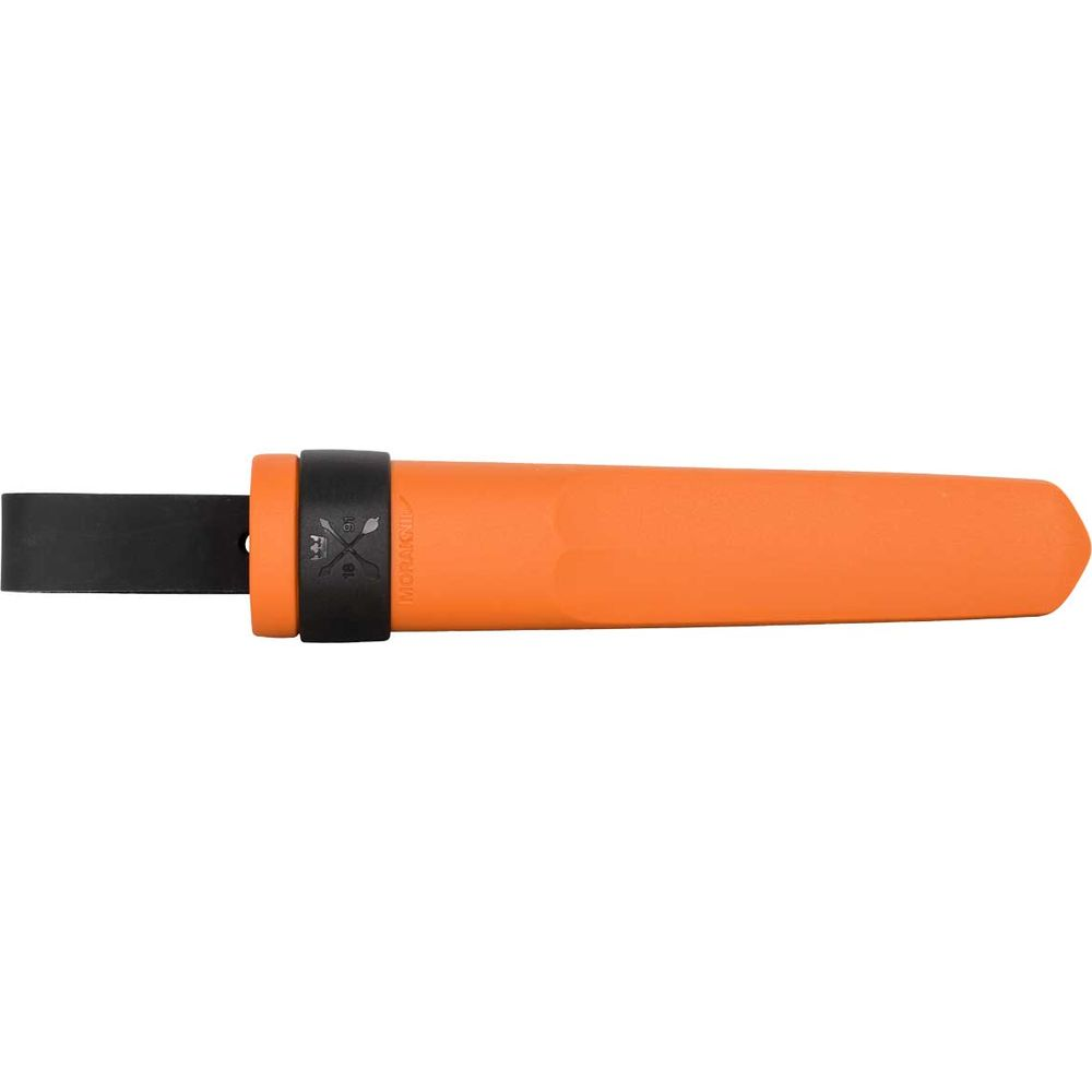 Ein orangefarbenes Messer mit schwarzem Griff und schwarzer Scheide. Markengravur.