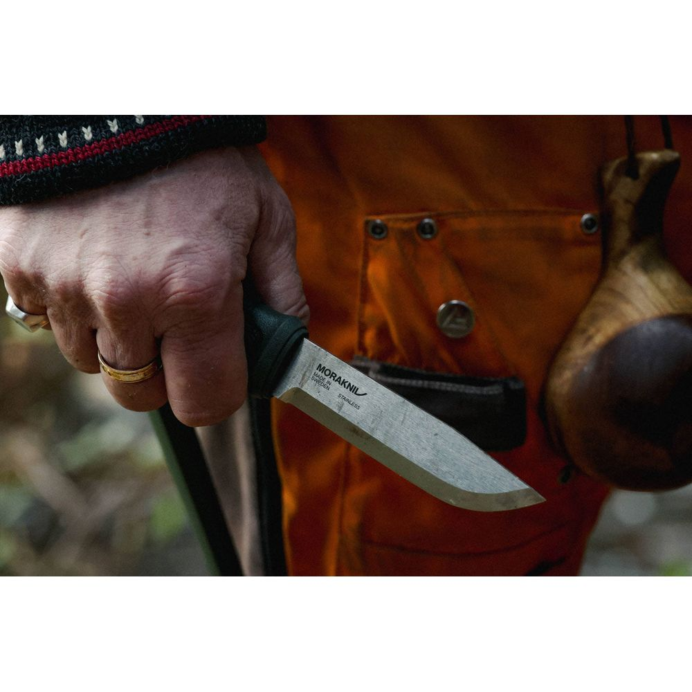 Eine Hand hält ein Messer mit silberner Klinge und schwarzem Griff. Das Messer hat eine Aufschrift.