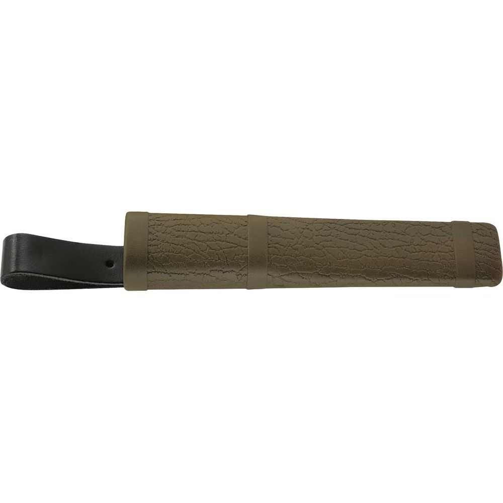 Se ven el mango de un cuchillo y una funda verde oliva sobre fondo blanco.