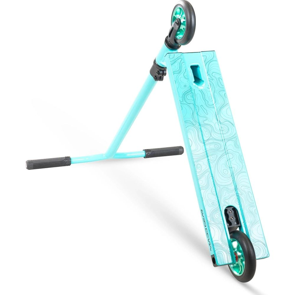Un trottinette de cascade turquoise avec poignées noires et motif topographique.
