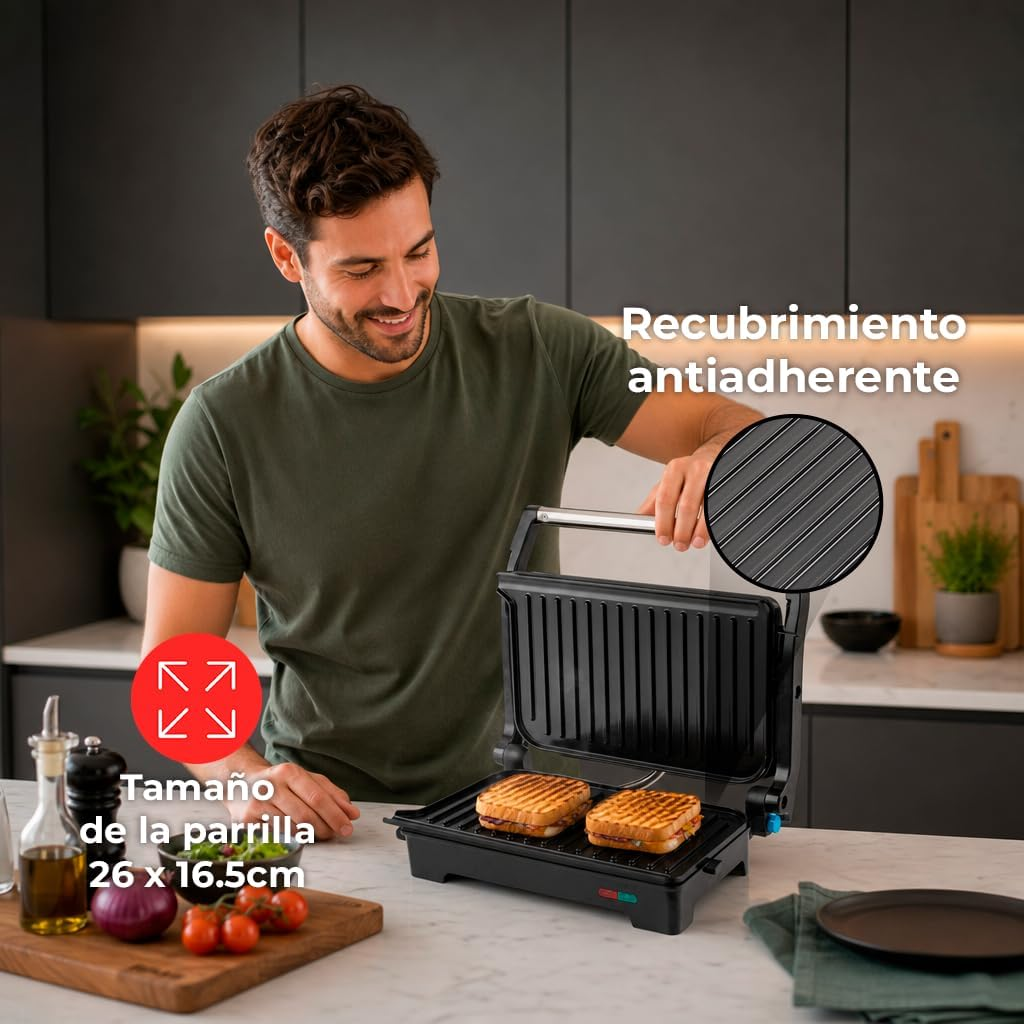 Uomo con sandwichiera prepara due toast alla piastra. Rivestimento antiaderente.