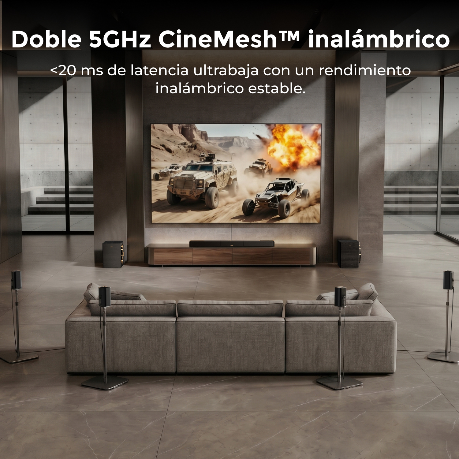 Soggiorno moderno con divano, TV che mostra un gioco d'azione e altoparlanti.