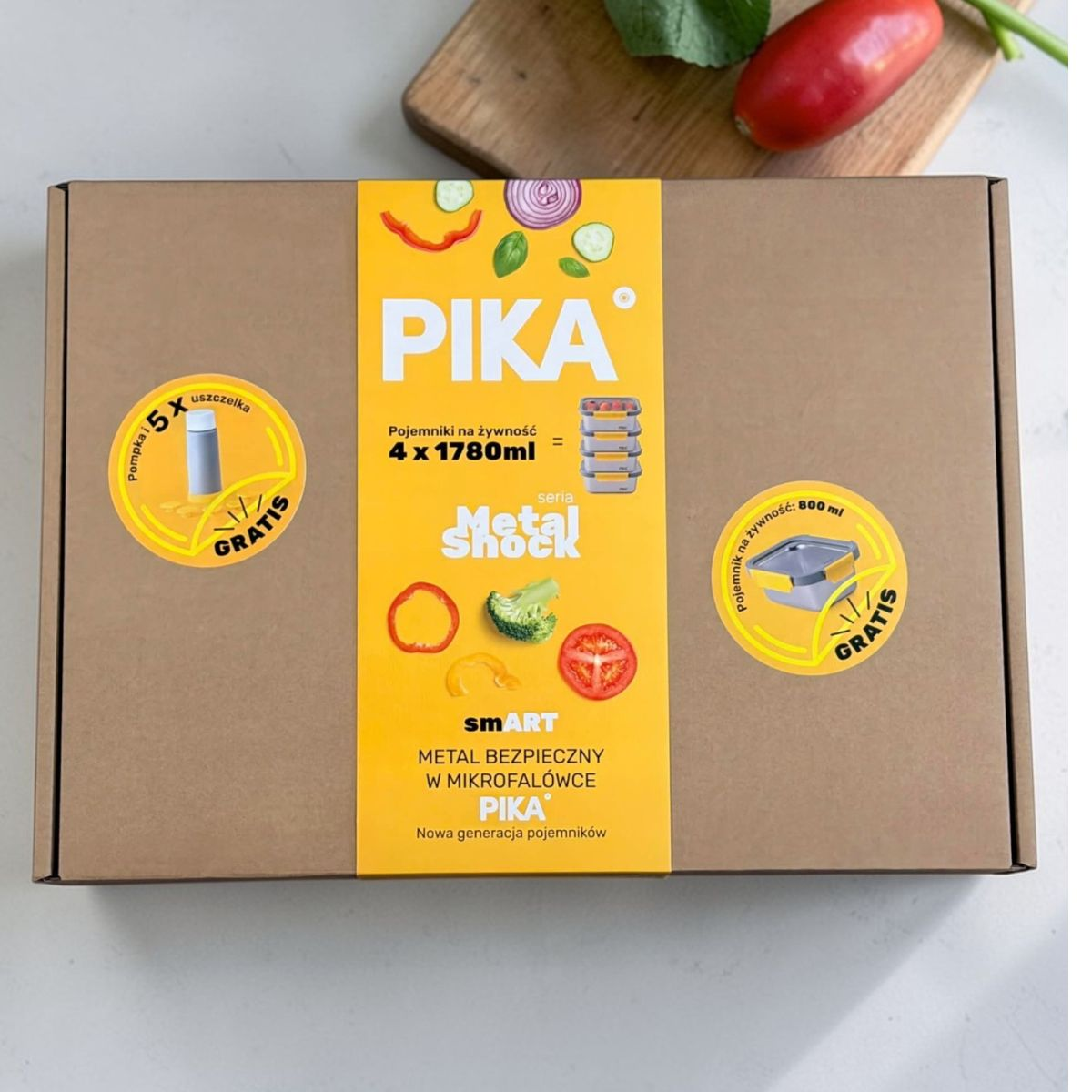 Brązowe pudełko kartonowe z żółtym nadrukiem na pojemniki PIKA, 4x1780ml.