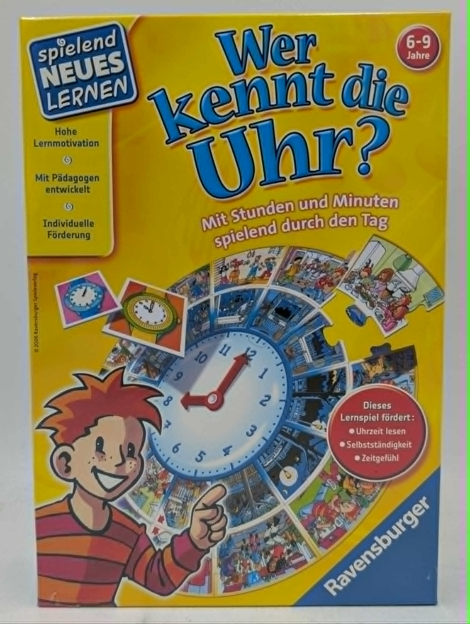 Spiel "Wer kennt die Uhr?" von Ravensburger mit einem Jungen, der auf eine Uhr zeigt.