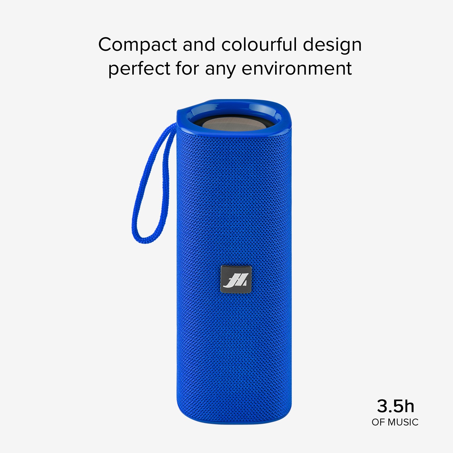 Un altoparlante Bluetooth blu con cinturino e logo, offre 3.5 ore di musica.