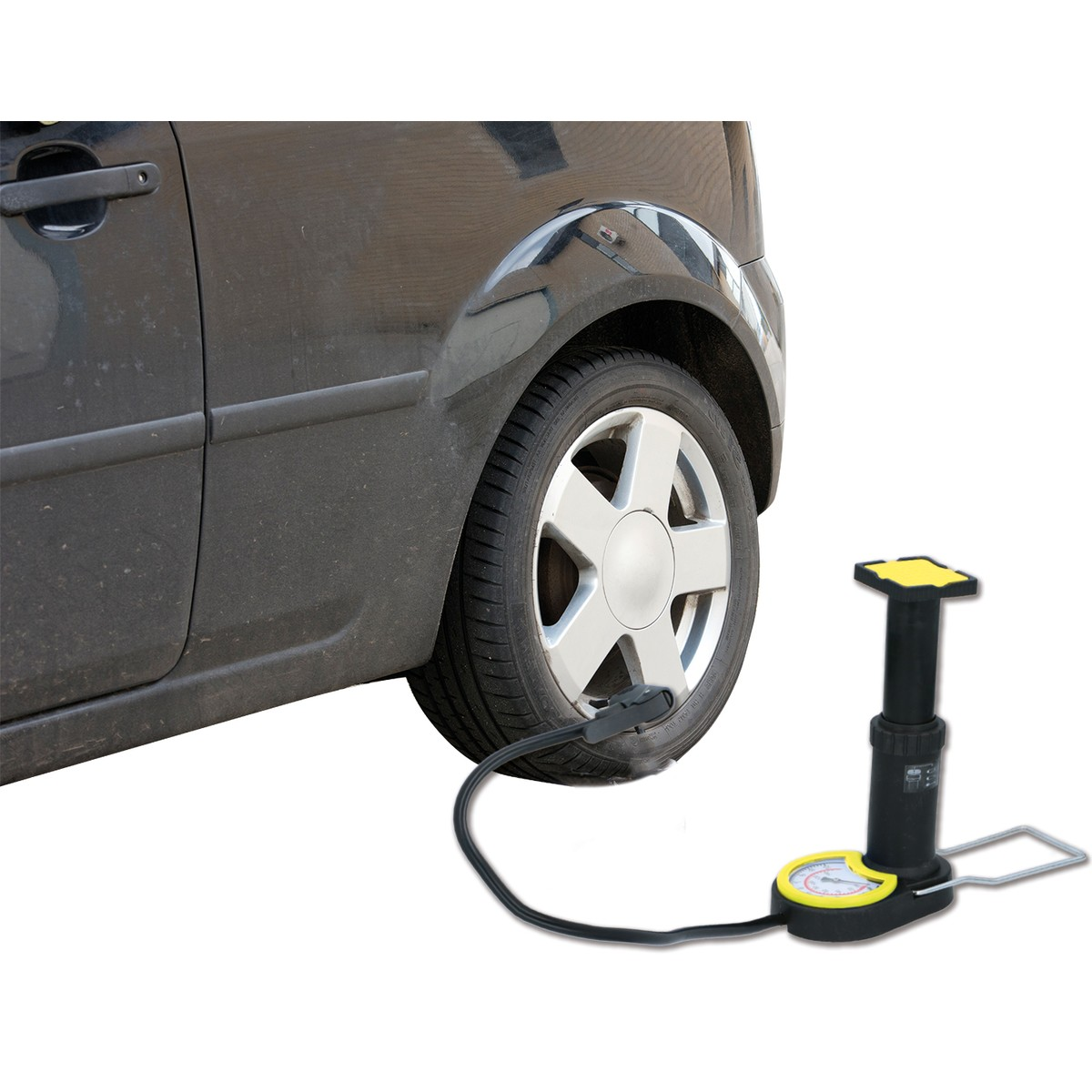 Ein schwarzer Autoreifen wird mit einer tragbaren Luftpumpe mit Manometer aufgepumpt.