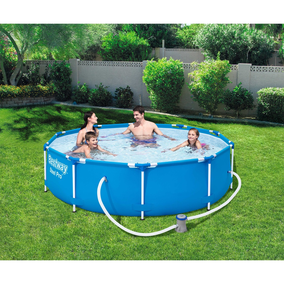 Vierköpfige Familie genießt einen blauen Bestway Steel Pro Pool im grünen Garten.