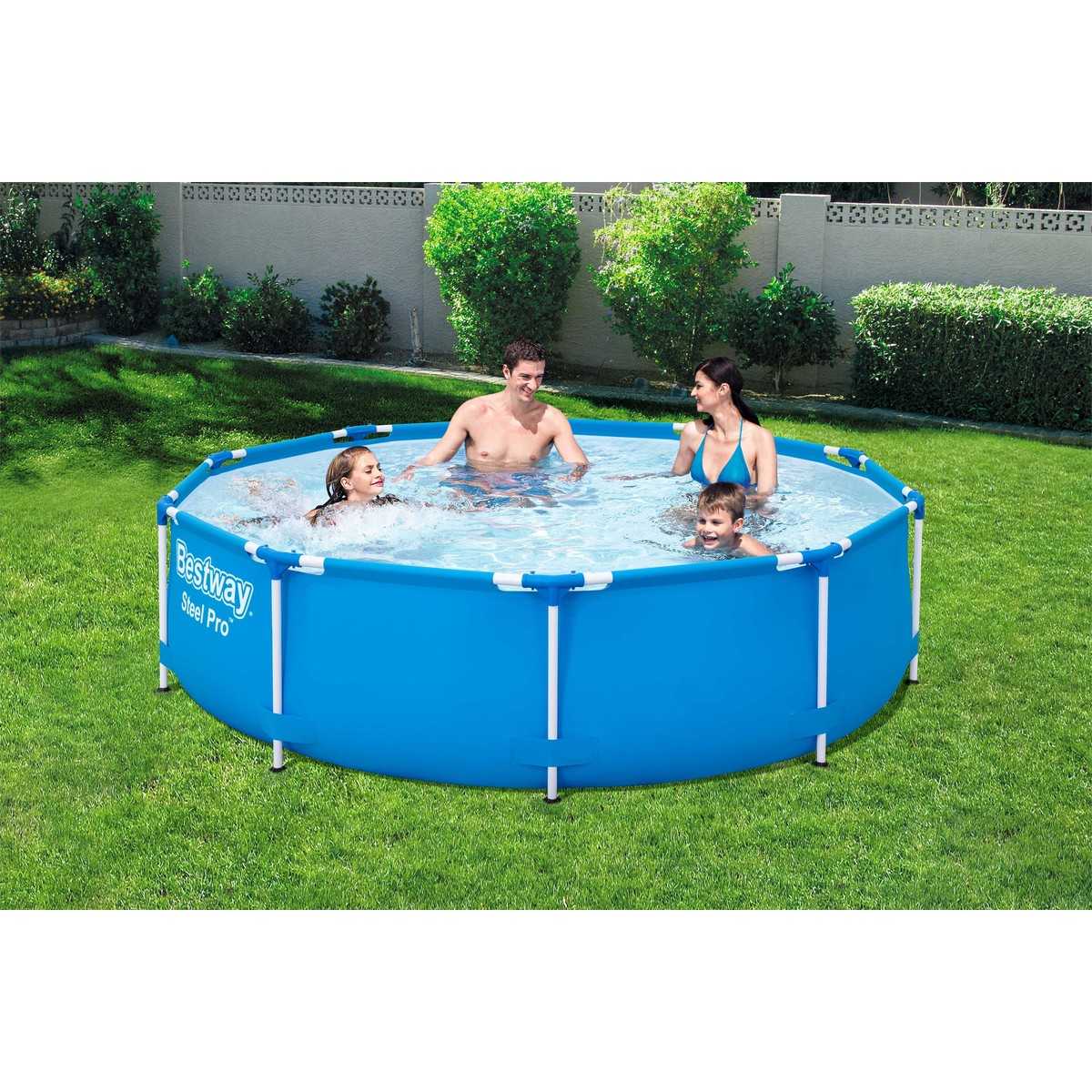 Familie planscht in blauem Bestway-Pool im Garten. Gras und Büsche im Hintergrund.