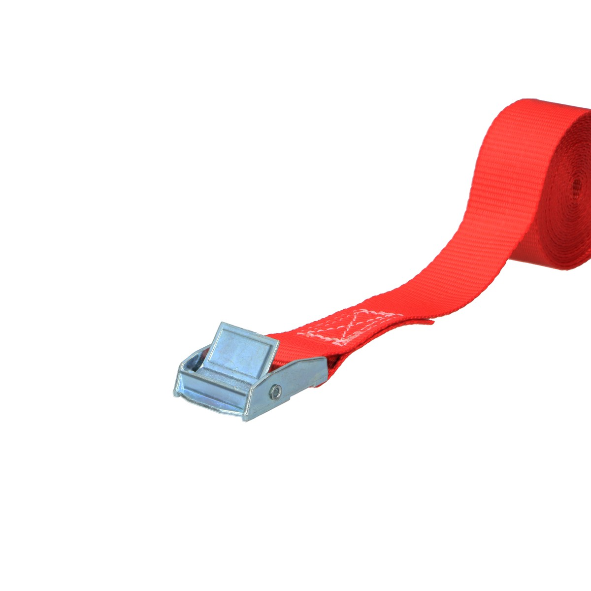Ein rotes Spanngurtband mit Metallschnalle auf weißem Hintergrund.