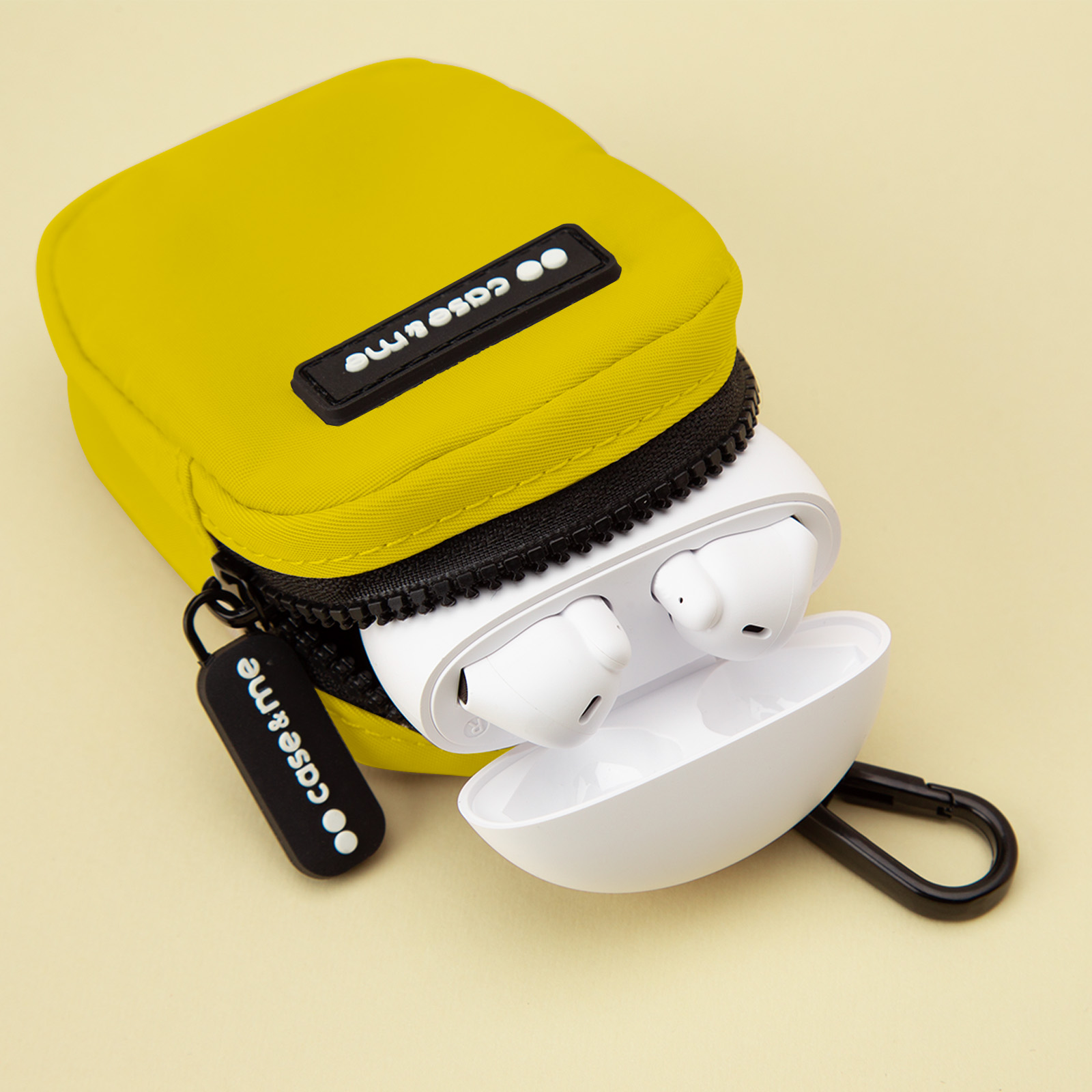 Una bolsa amarilla con AirPods abiertos y estuche de carga sobre fondo claro.