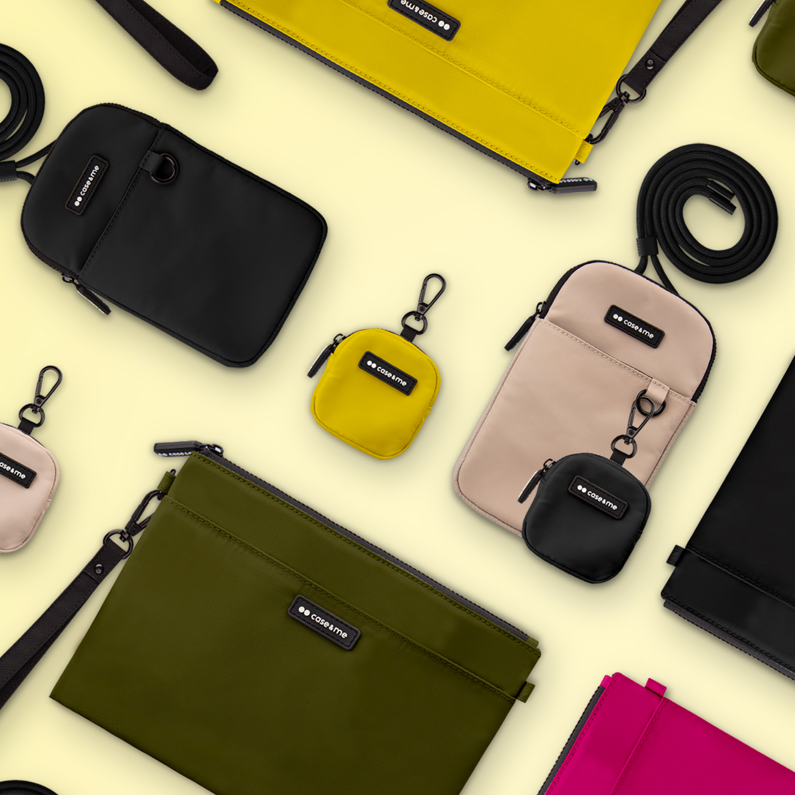 Varias bolsas coloridas y bolsitos con cremalleras y correas sobre fondo amarillo.