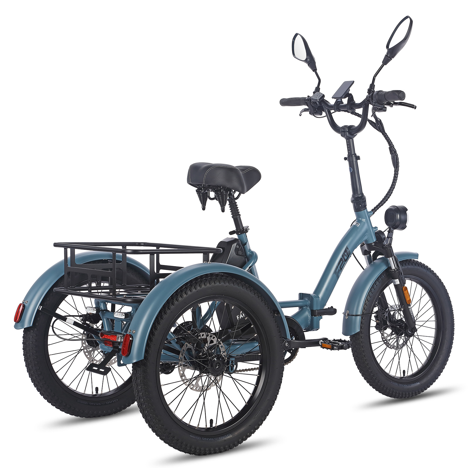 Una e-bike triciclo azul con portabultos, neumáticos anchos y sillín con resorte.