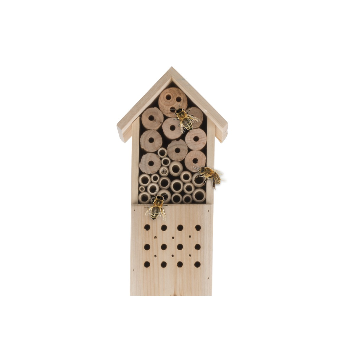 Ein Bienenhaus aus Holz mit drei Bienen, die darauf fliegen.