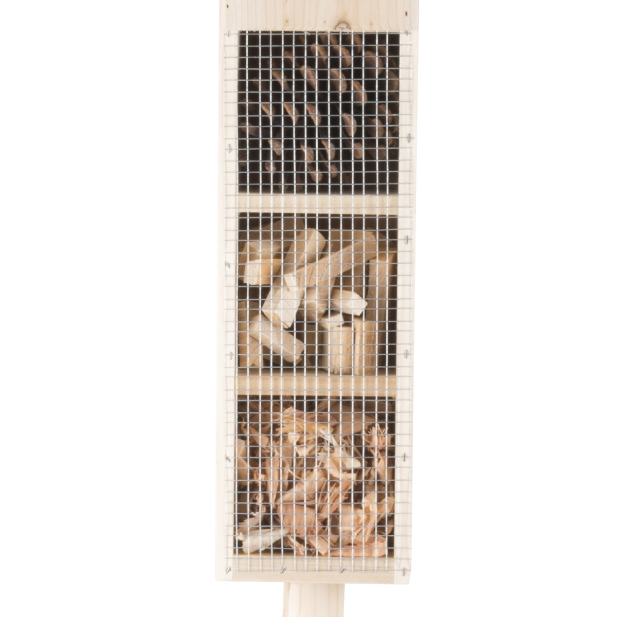 Holzhaus für Insekten mit drei Fächern, gefüllt mit Zweigen, Holzstücken und Spänen.