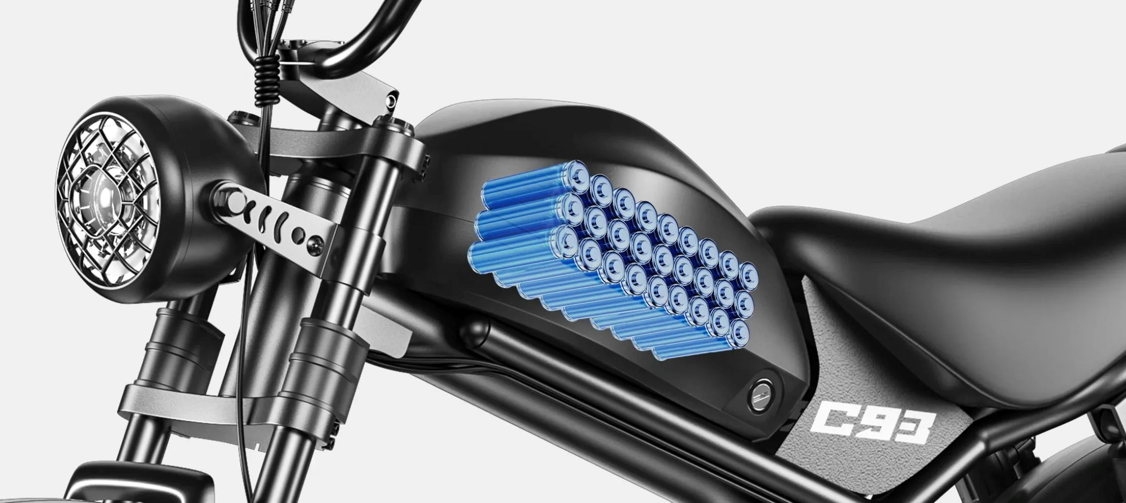 Primo piano di una motocicletta nera con pacco batteria visibile all'interno del serbatoio.