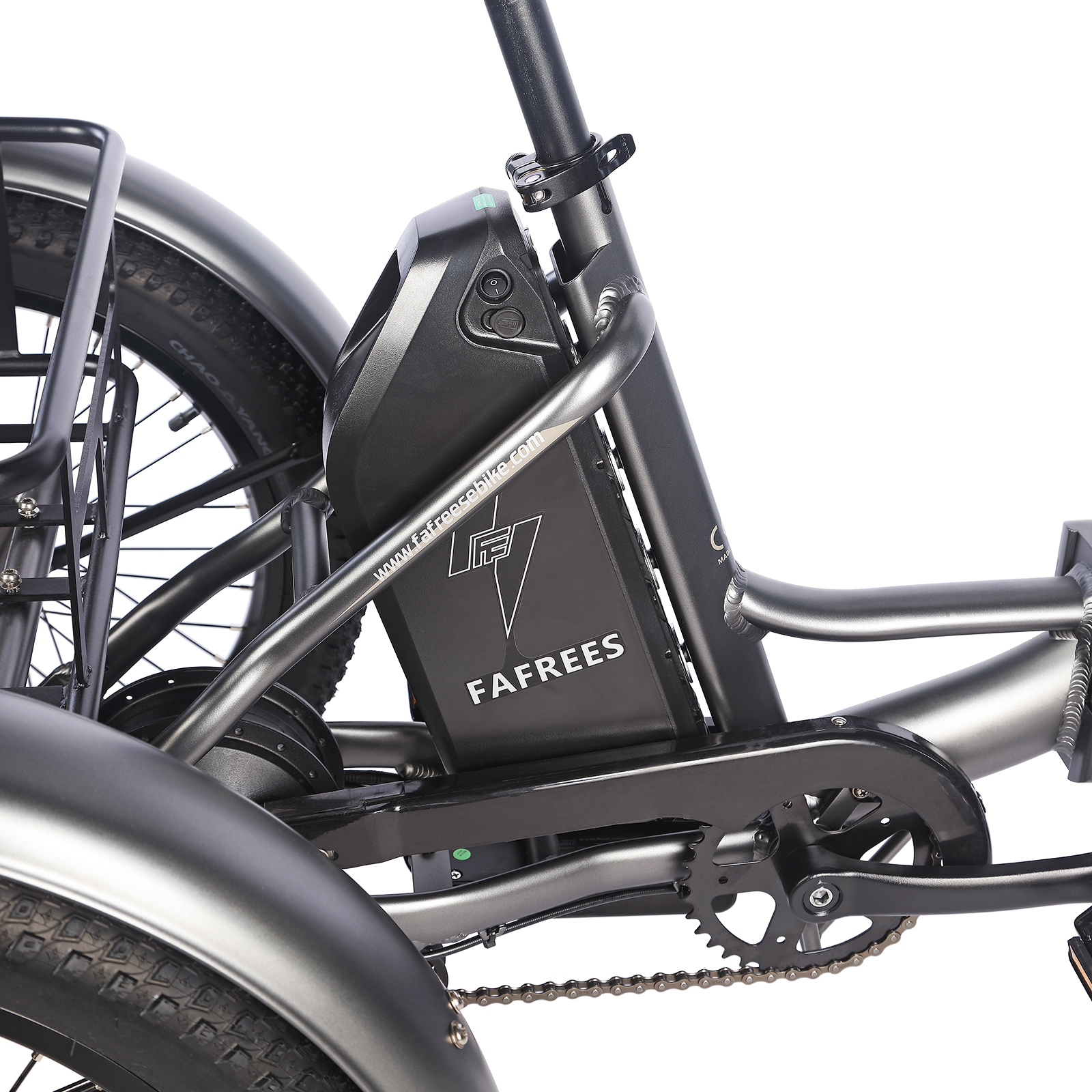 Primer plano de una e-bike gris mostrando la batería, cadena y rueda.