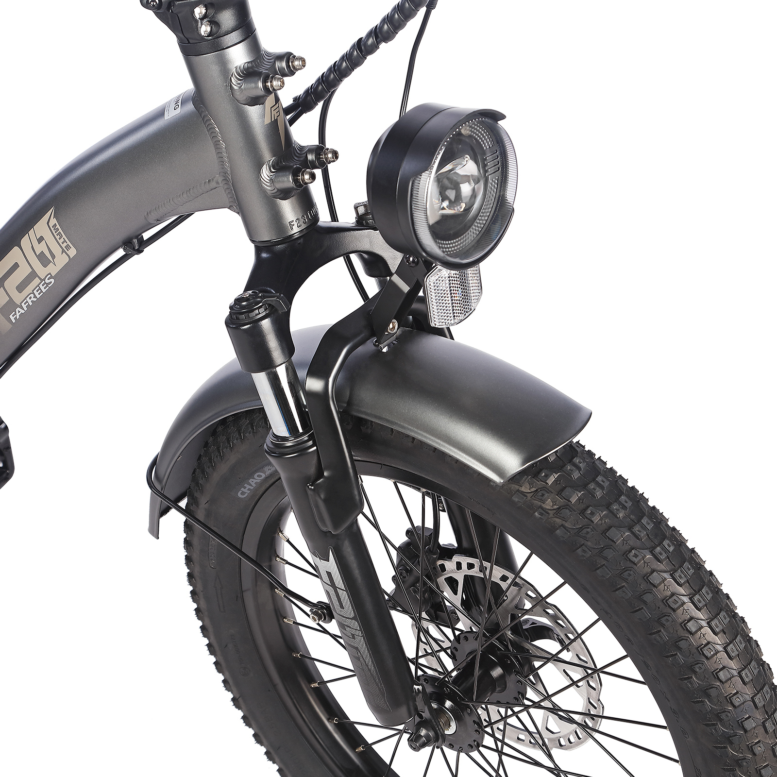 Bicicleta eléctrica gris con llanta ancha, horquilla de suspensión y faro.