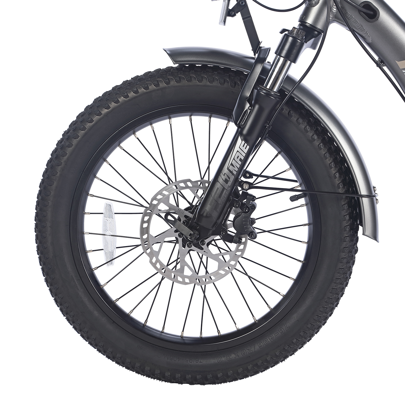 Primer plano de la rueda delantera de una e-bike con freno de disco y horquilla.