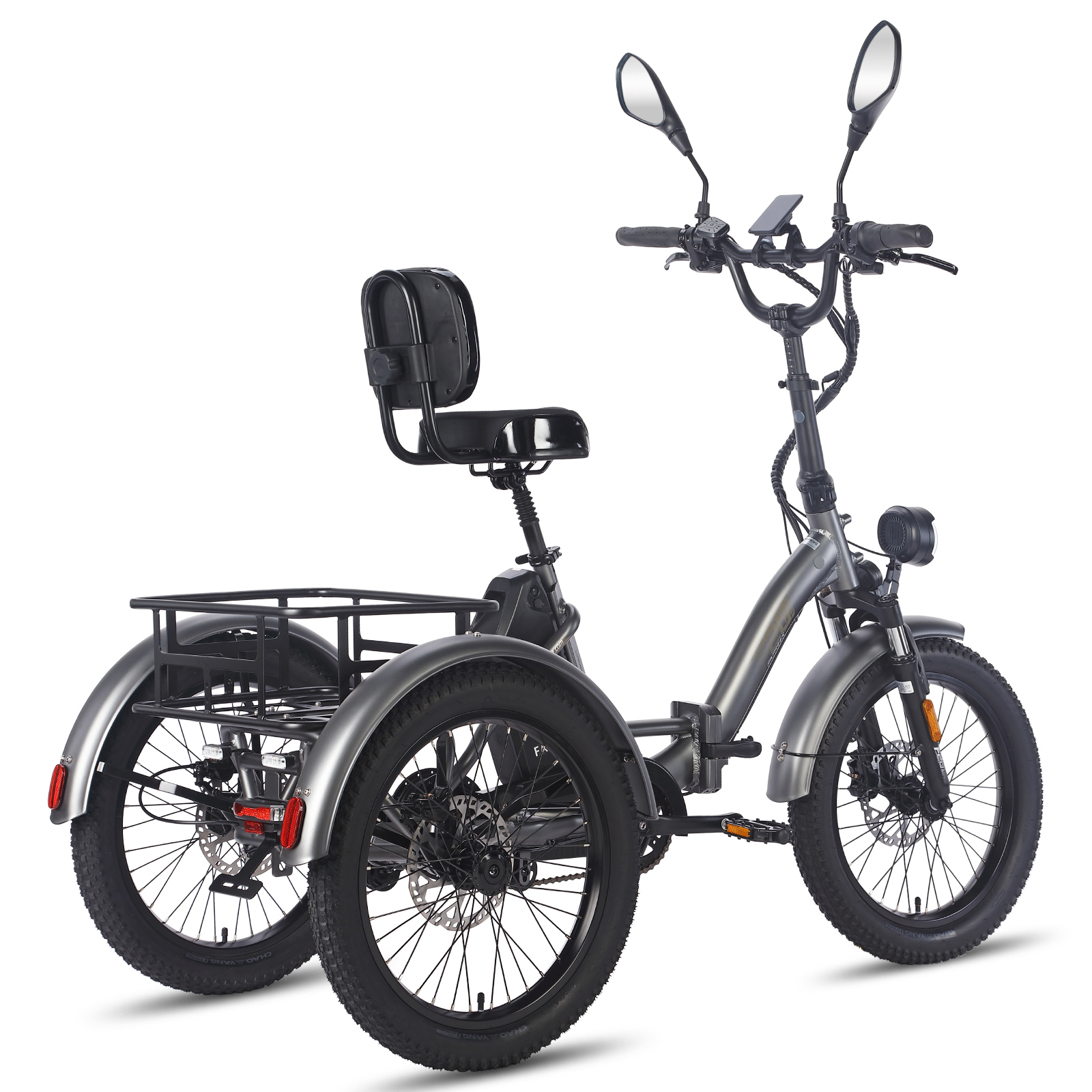 Triciclo eléctrico gris con asiento negro, portaequipajes trasero y ruedas anchas.