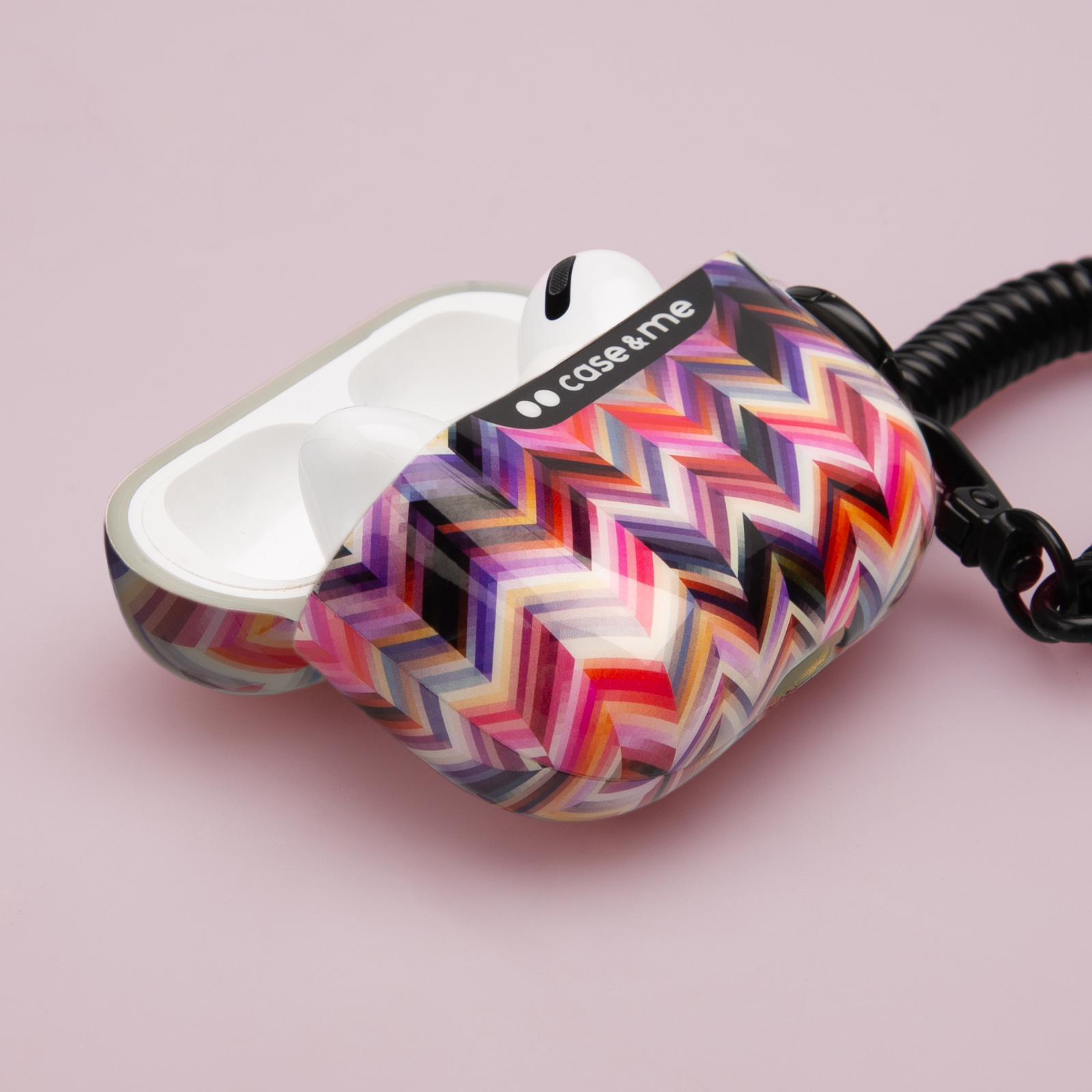 Un estuche de carga de auriculares geométrico y colorido con un auricular blanco.