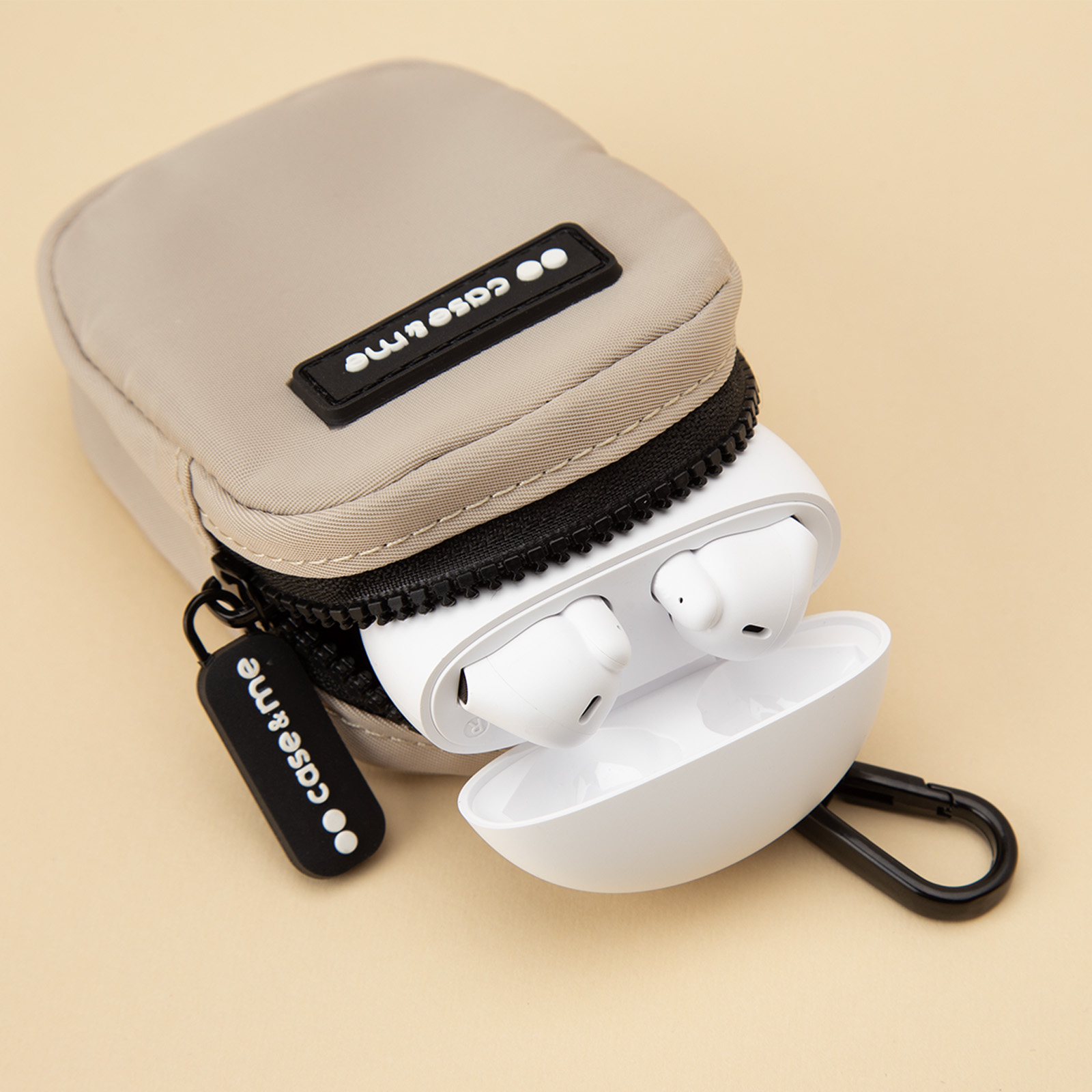 Una bolsa de tela beige con un estuche blanco para auriculares y audífonos.