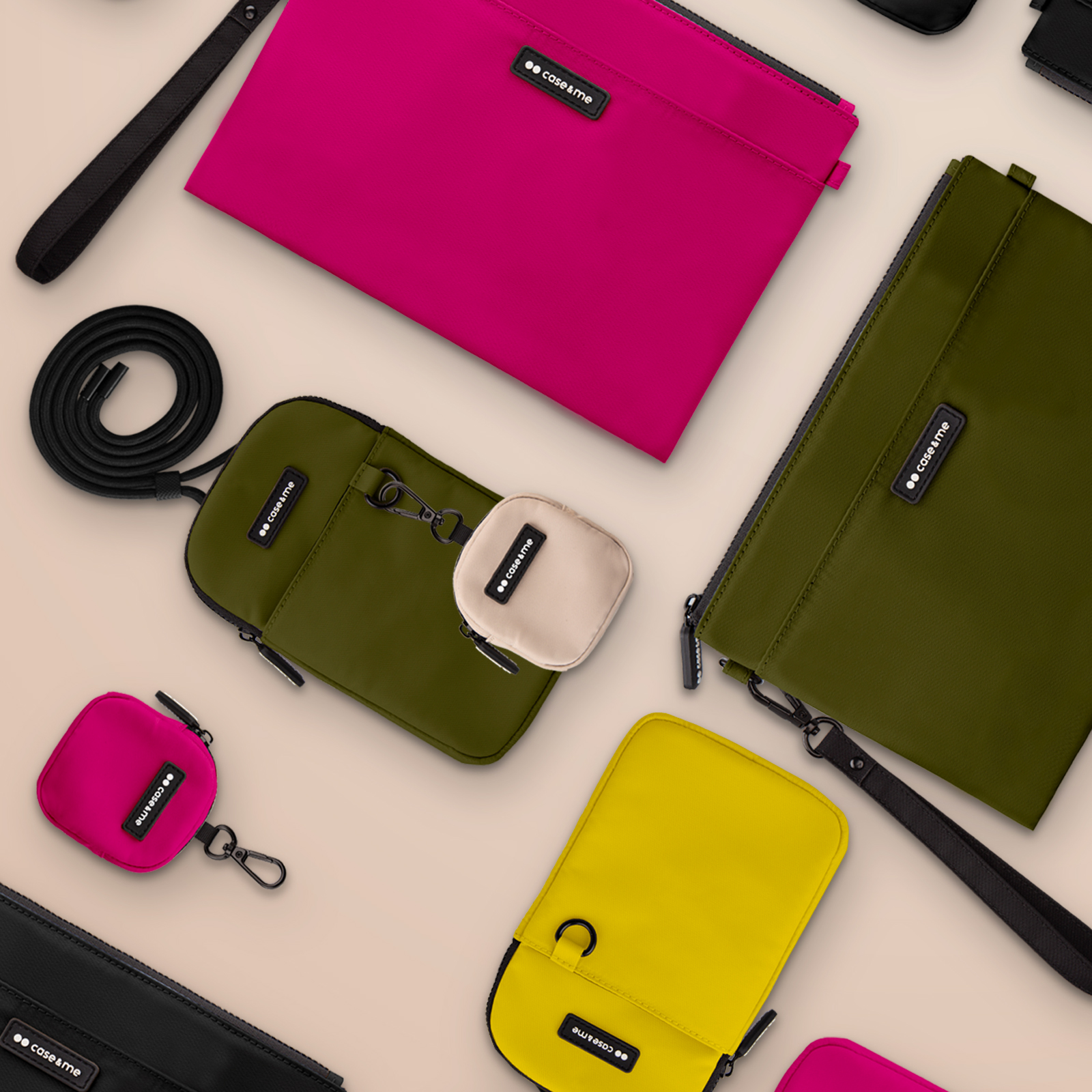 Surtido de bolsas y monederos coloridos sobre fondo beige.