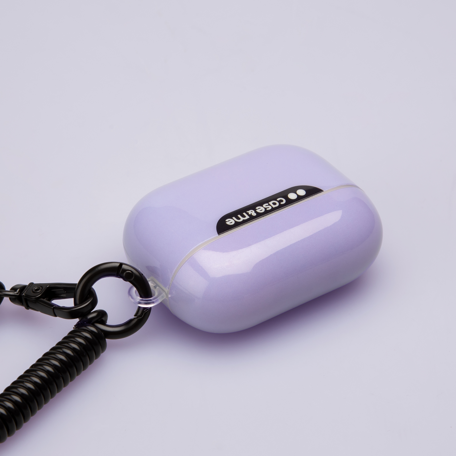 Funda morada con cordón enrollado negro y mosquetón.