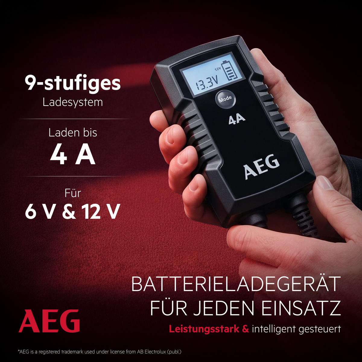 Ein AEG Batterieladegerät wird von Händen gehalten. Es hat 4A Ladestrom und ist für 6V & 12V.