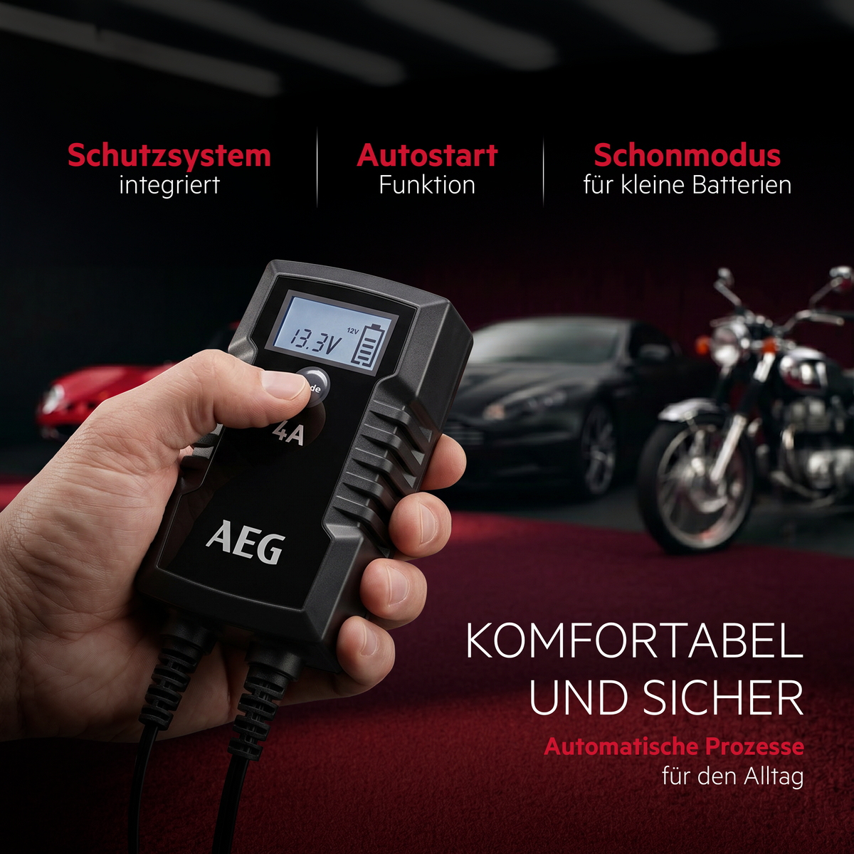 Hand hält AEG Ladegerät vor Auto und Motorrad. Beschriftungen: Schutzsystem, Autostart, Schonmodus.