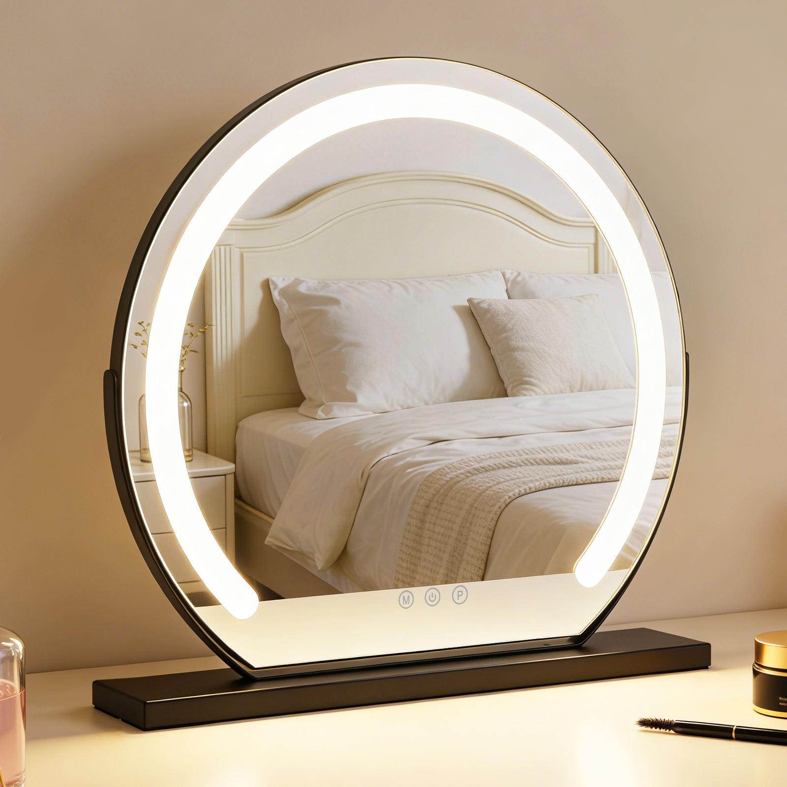 Un espejo de maquillaje redondo iluminado sobre una cómoda frente a una cama.