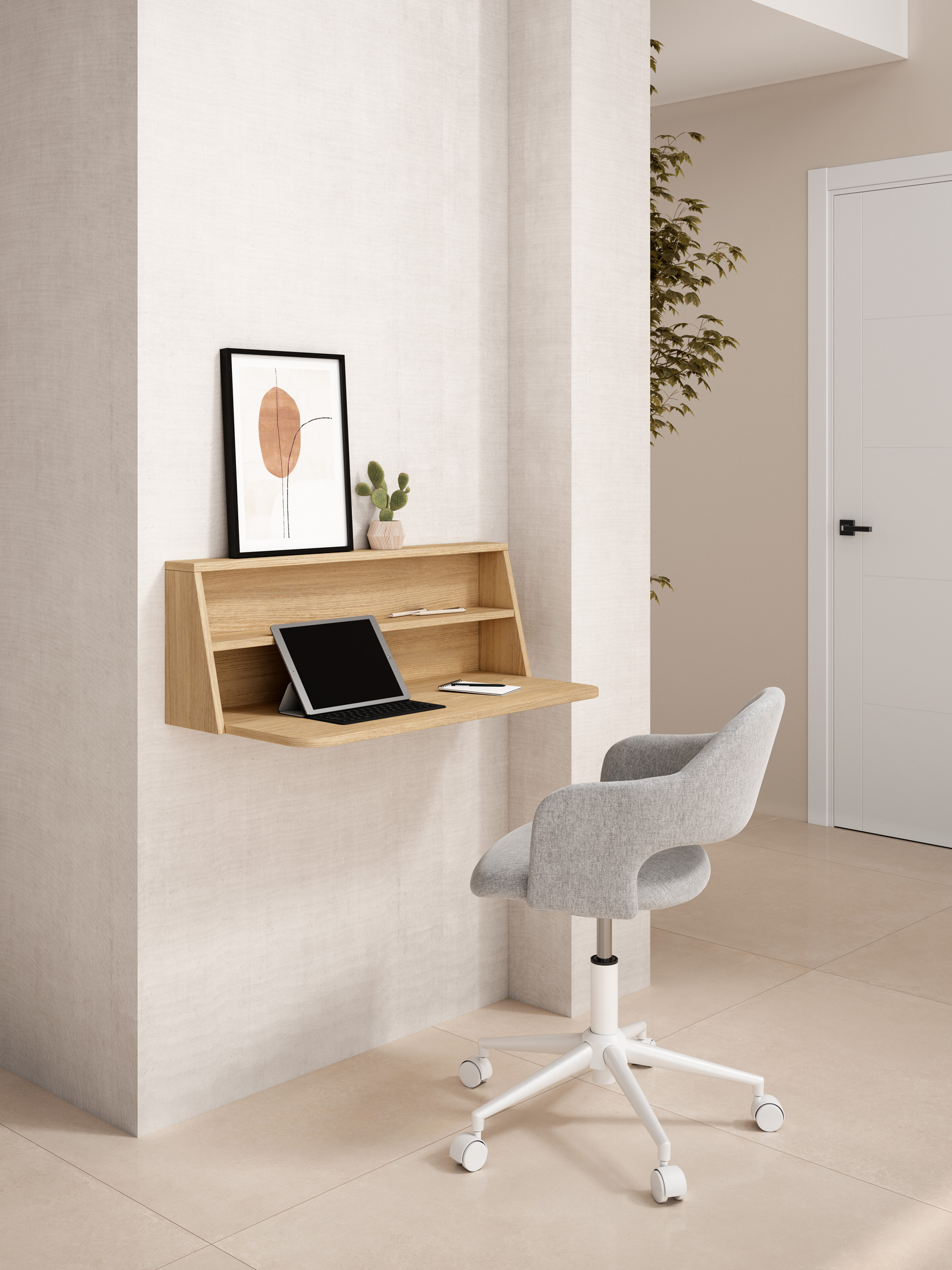 Escritorio plegable de madera en la pared con tablet, cuaderno y cactus. Silla gris delante.