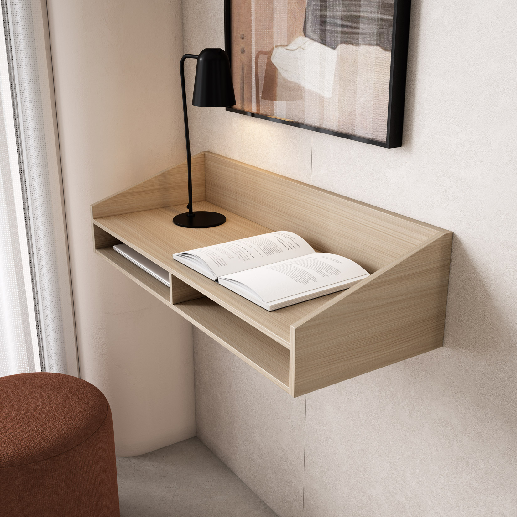 Un estante de pared de madera con un libro abierto, una lámpara y una obra de arte.