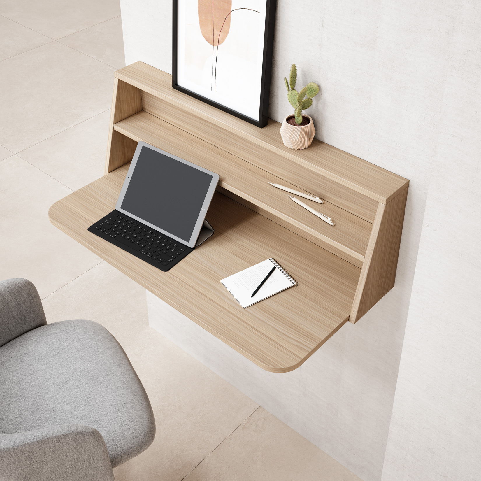 Un escritorio de pared de madera con tablet, cuaderno y bolígrafos.