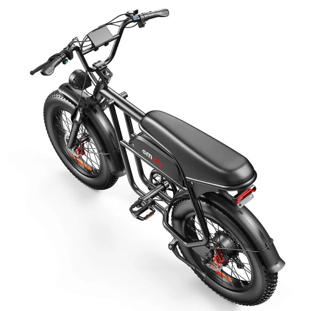 Una bici elettrica nera con gomme larghe, sella lunga e sfondo bianco.