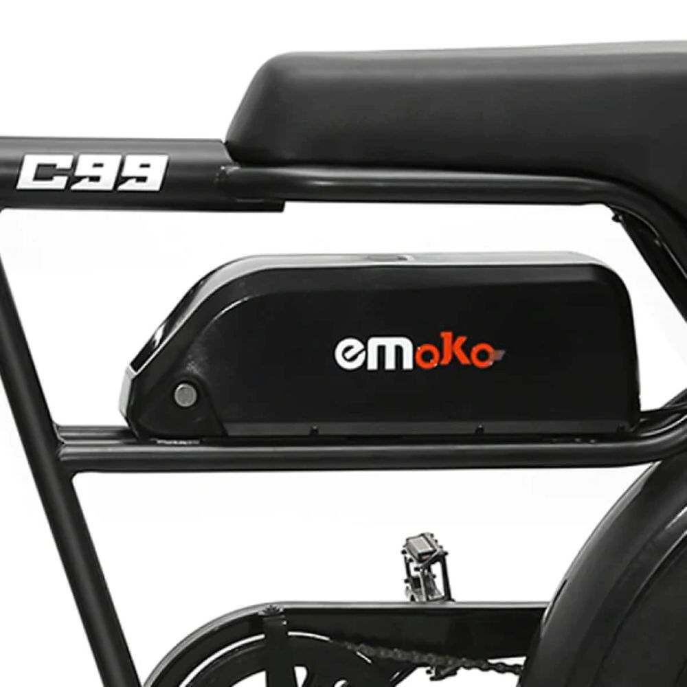 Primo piano della batteria nera di una e-bike con logo "emoko" e scritta "C99" sul telaio.