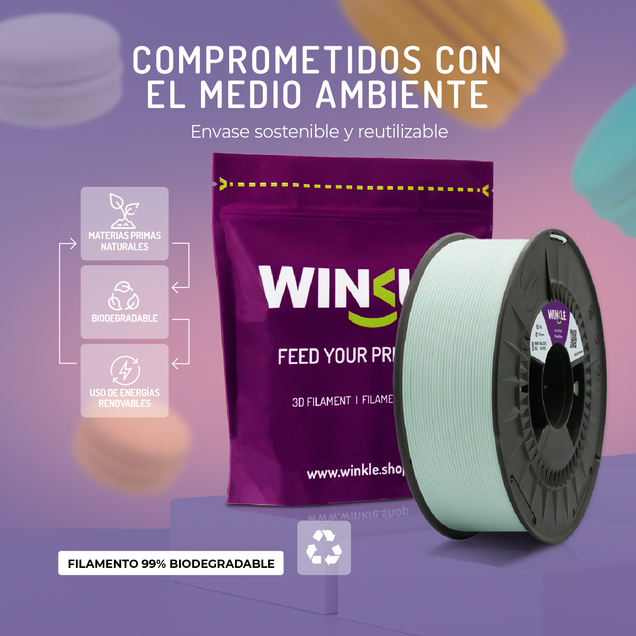 Rollo de filamento 3D junto a un paquete morado con mensajes ecológicos.