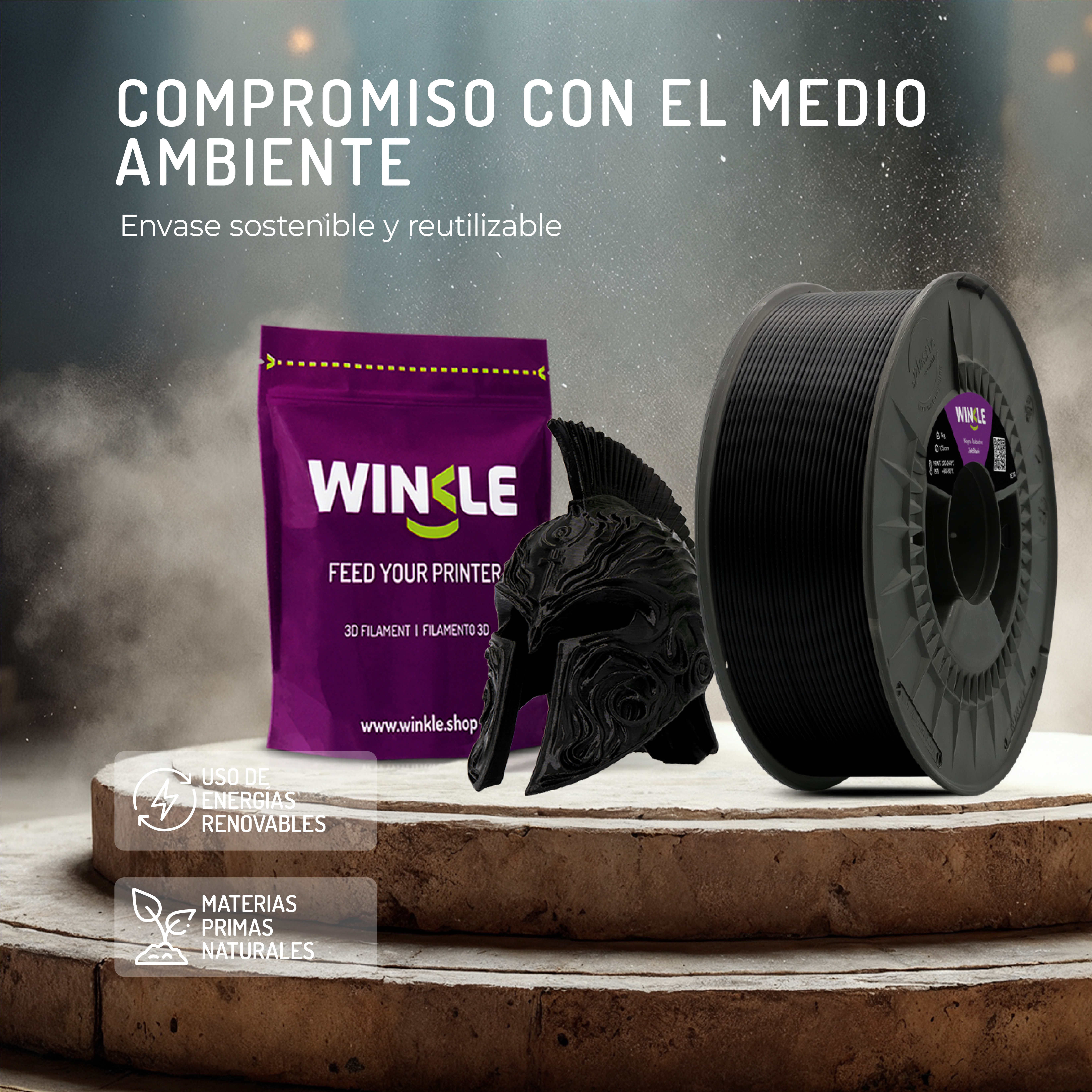 Bobina de impresora 3D negra, empaque morado, casco sobre círculos de madera.