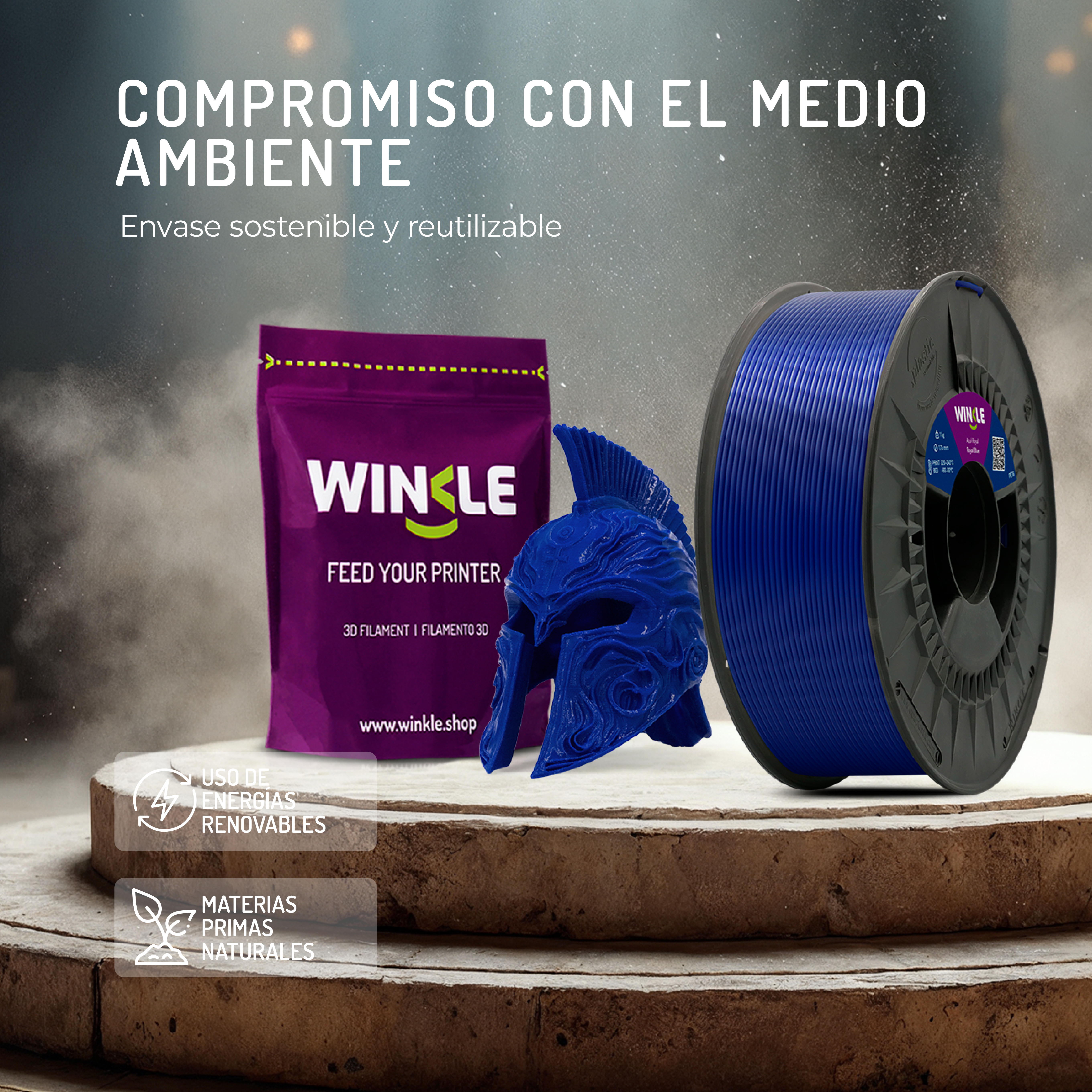 Una bobina de filamento azul para impresión 3D, un paquete morado y un casco azul.