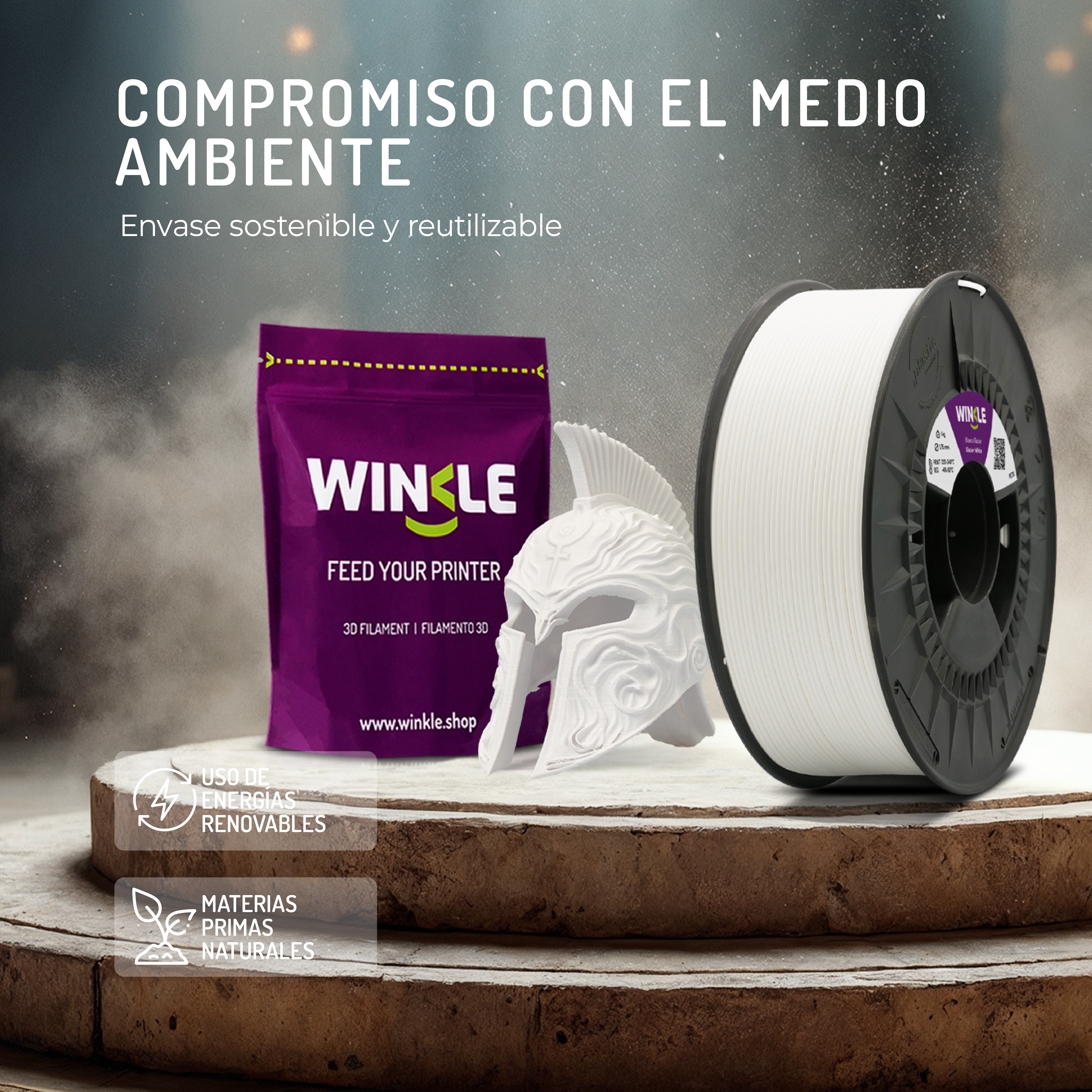 Una bobina de filamento blanco para impresora 3D, bolsa Winkle y casco en podio.