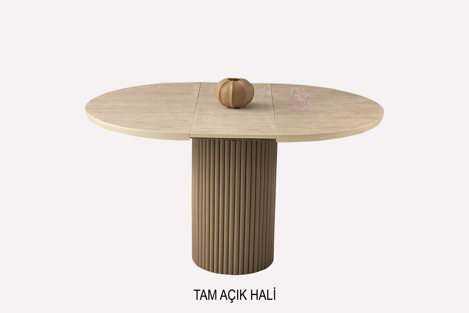 Oymalı tabanlı, ahşap damarlı oval masa üzerinde küçük bir vazo.