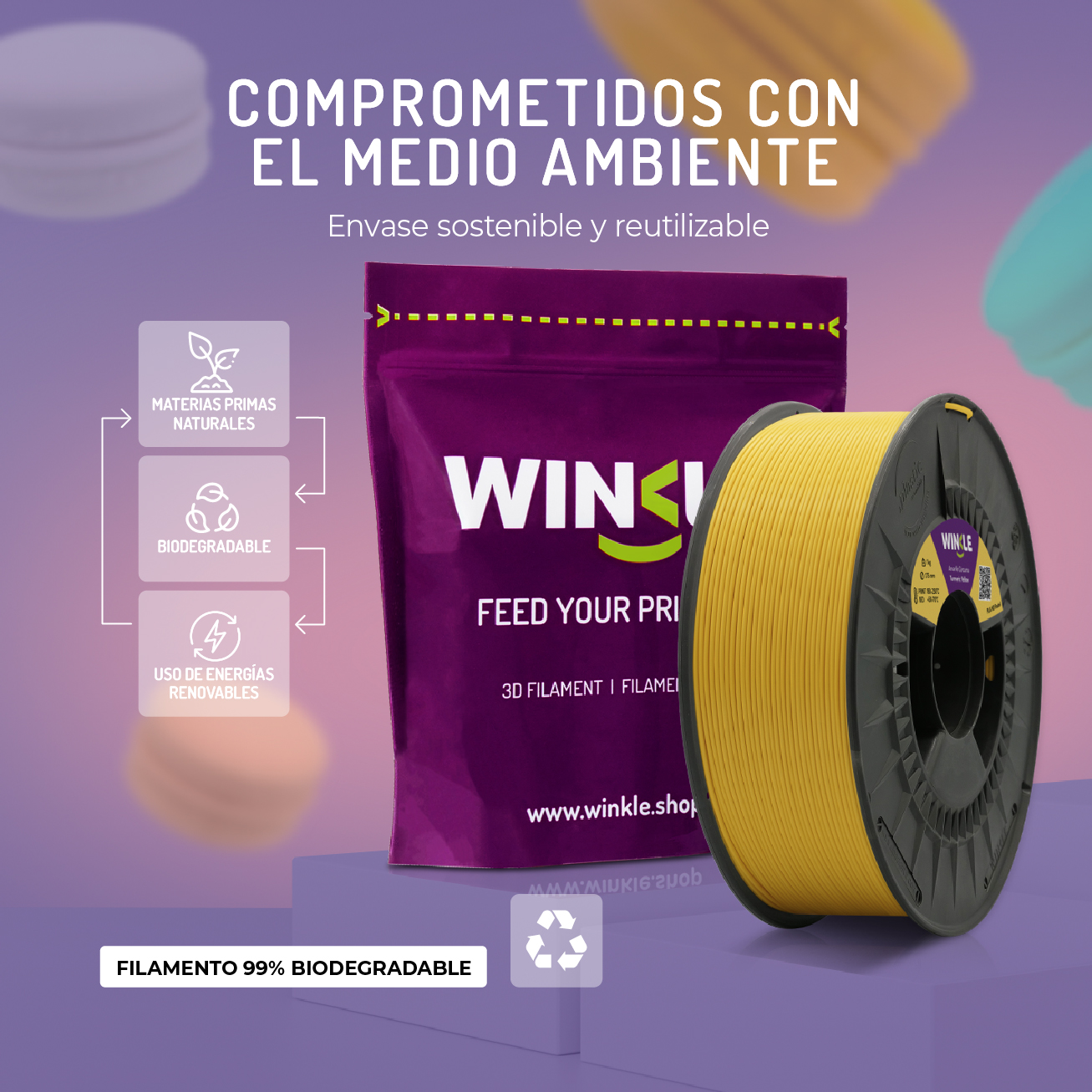 Bobina de filamento 3D amarillo junto a bolsa morada. Envase y materiales ecológicos.