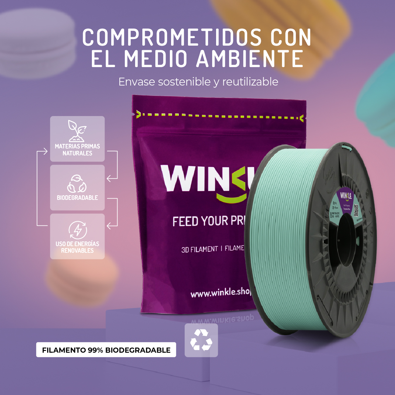Bobina de filamento 3D verde junto a bolsa morada. Texto "Comprometidos con el medio ambiente".
