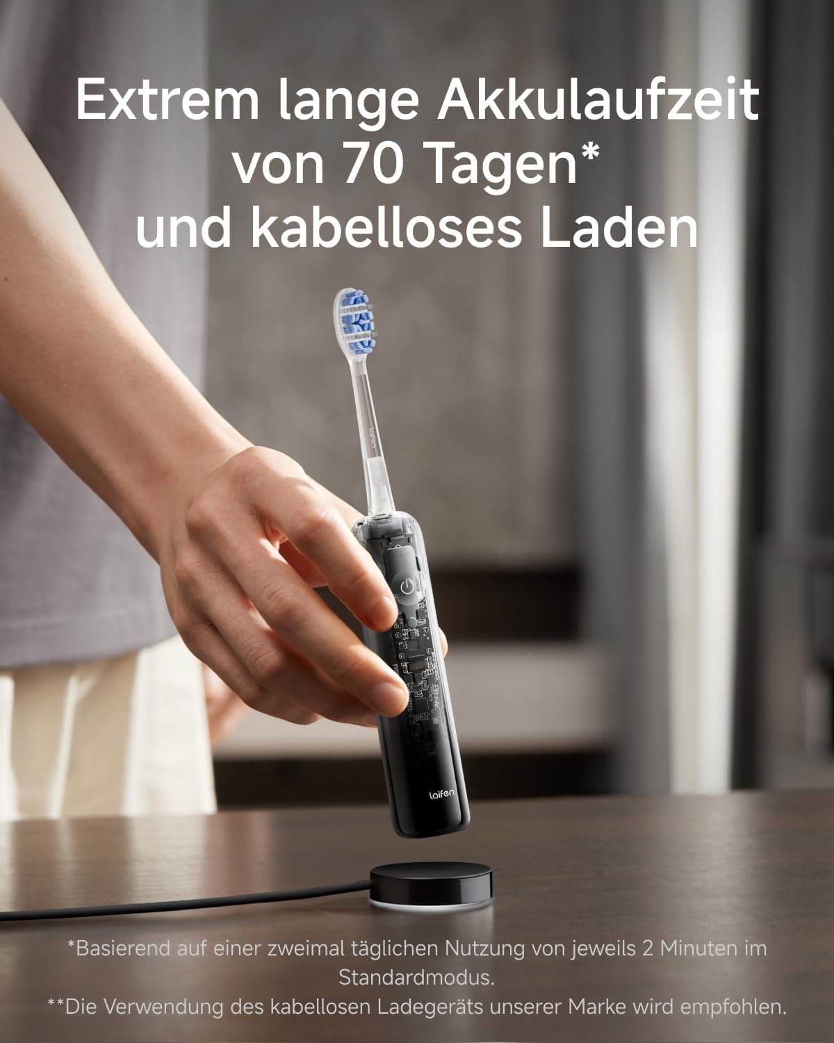 Eine Hand hält eine schwarze elektrische Zahnbürste über einer Ladestation.