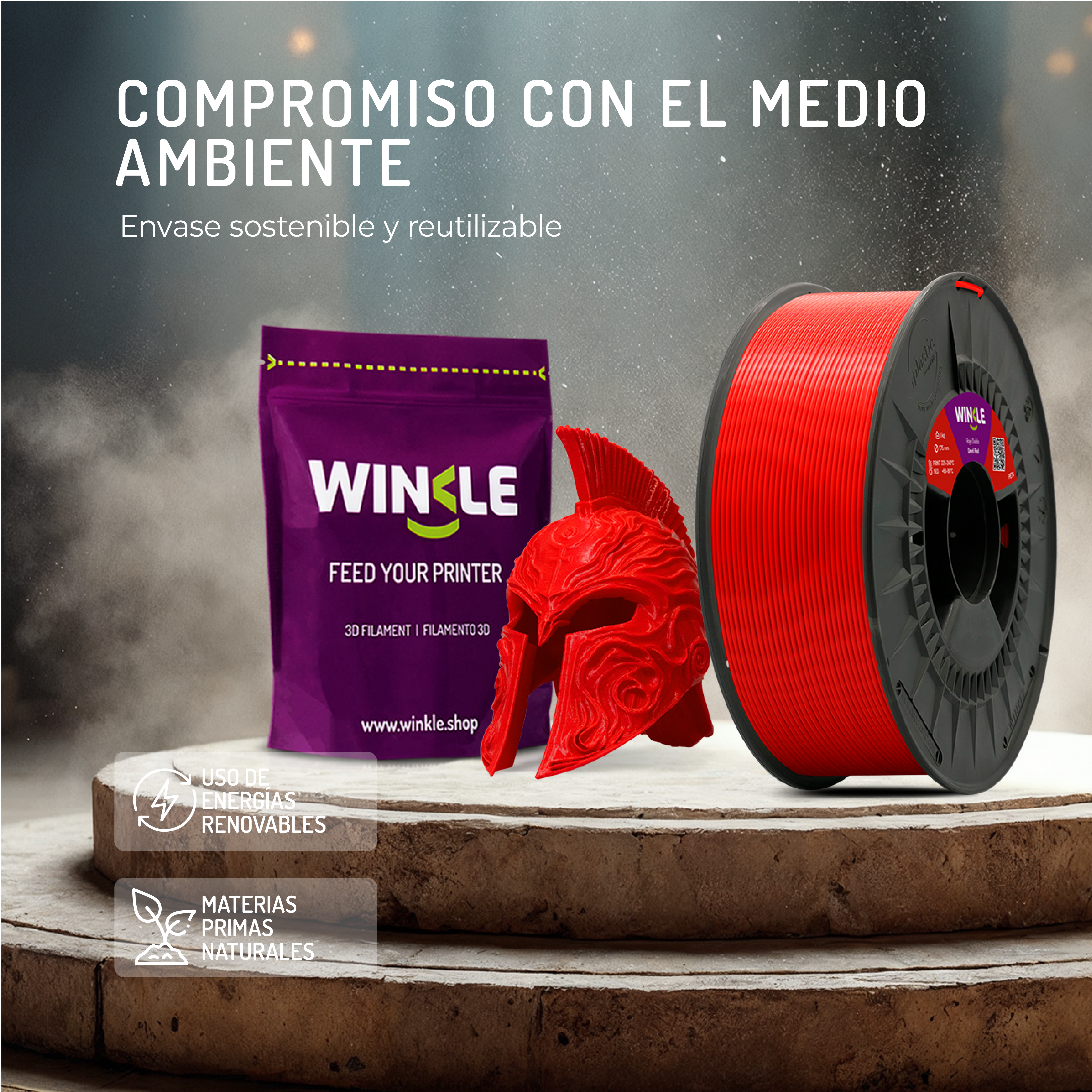 Rollo de impresora 3D rojo, bolsa morada, casco rojo en pedestal.